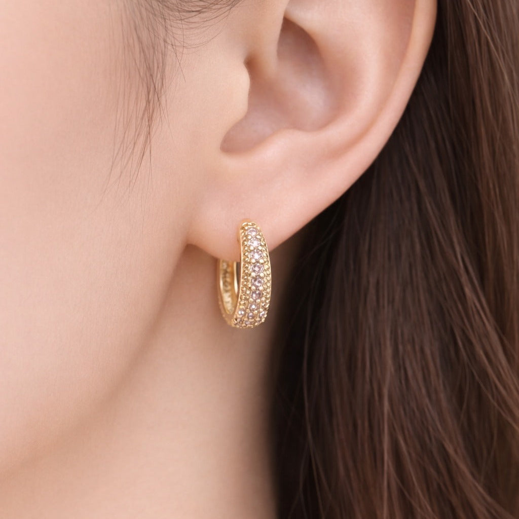 Arracadas tipo "Huggie" con pavé de cristales blancos