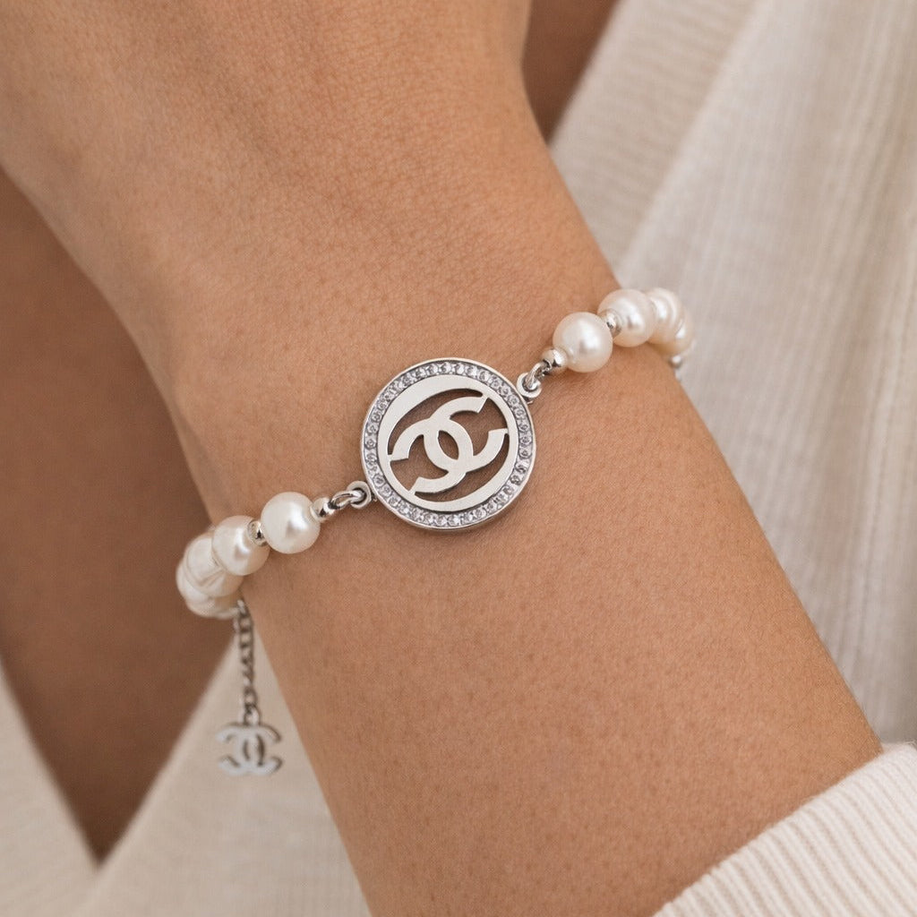 Brazalete de Perlas Naturales y Acero Inoxidable con Medallón Icónico y Cristales